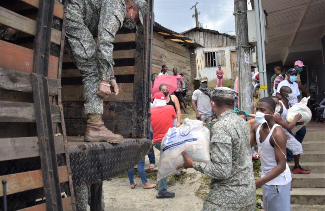 cogfm-armada-entrega-ayuda-humanitaria-buenaventura-mercados-covid19-03.jpg