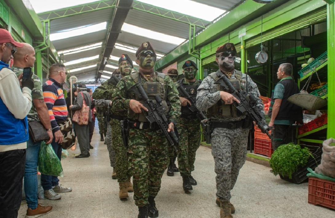 cogfm-comandos-fuerzas-militares-en-plaza-de-mercado-paloquemao-bogota-13.jpg