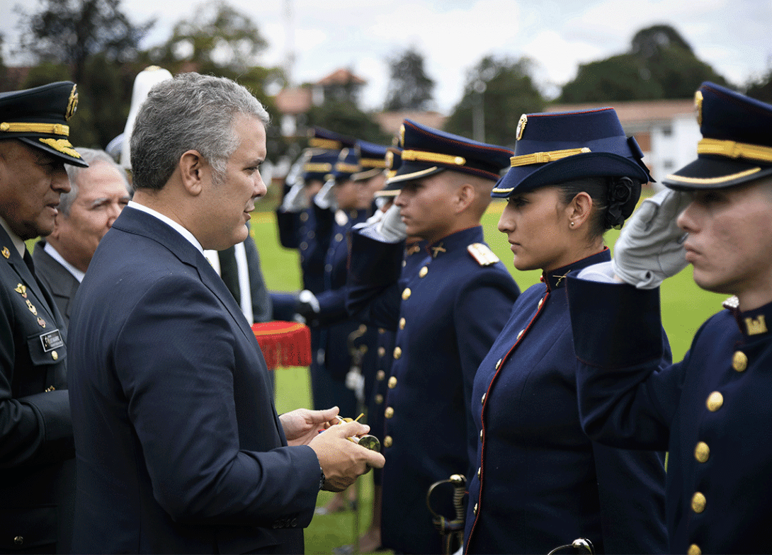 cogfm-ejc-angie-carolina-celly-primera-mujer-subteniente-infanteria-07.gif