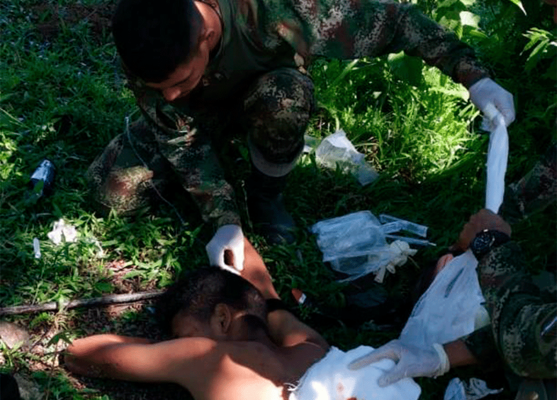 cogfm-ejc-bajo-cauca-antioquieno-integrante-eln-herido-auxiliado-por-ejercito-01.gif