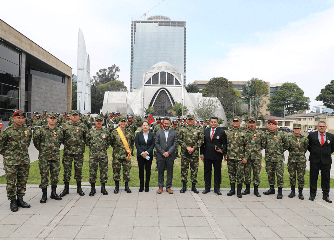 cogfm-ejc-br13-reconocimiento-heroes-bicentenario-bogota-16.gif