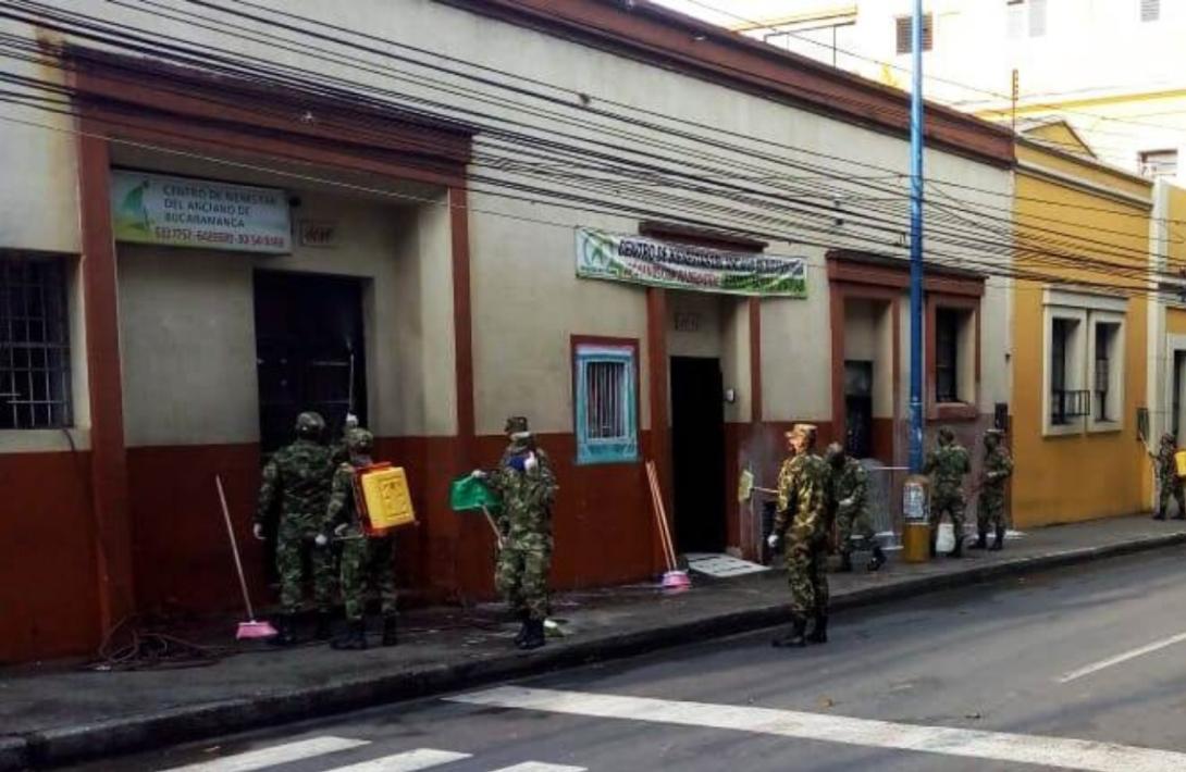 cogfm-ejercito-bucaramanga-desinfeccion-hogar-adulto-mayor-covid19-29.jpg