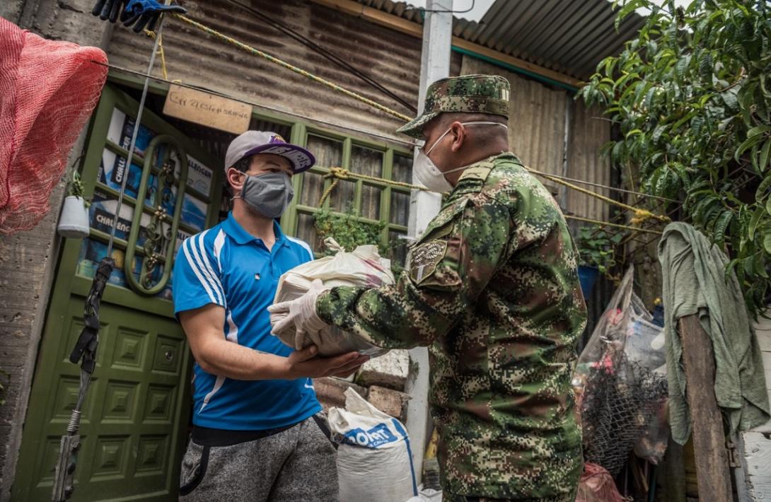 cogfm-ejercito-entrega-mercado-altos-cazuca-cundinamarca-op-san-roque-covid19-12.jpg