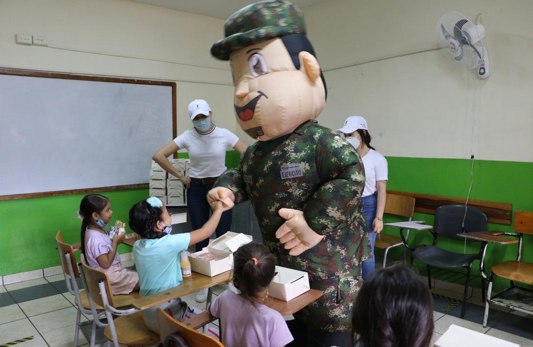 cogfm-ejercito-nacional-desayunos-navidad-para-menores-en-bucaramanga-20.jpg