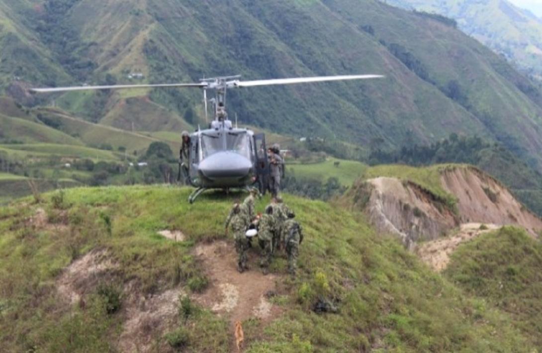 cogfm-ejercito-nacional-efectivo-traslado-aeromedico-desde-planadas-tolima-a-dos-pacientes-en-estado-critico-de-salud-06_0.jpg