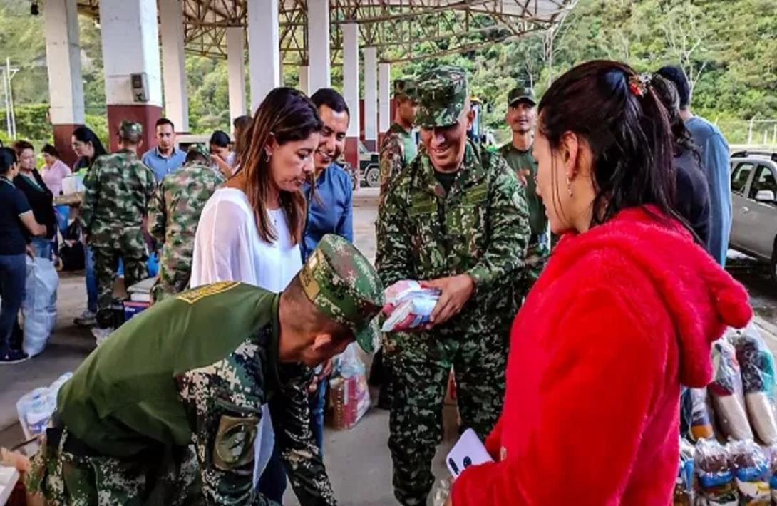 cogfm-ejercito-nacional-entrega-ayudas-quetame-cundinamarca-01.jpeg