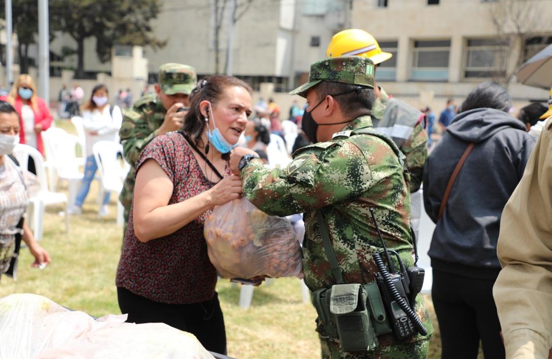 cogfm-ejercito-nacional-entrego-ayudas-humanitarias-en-bogota-07.jpg