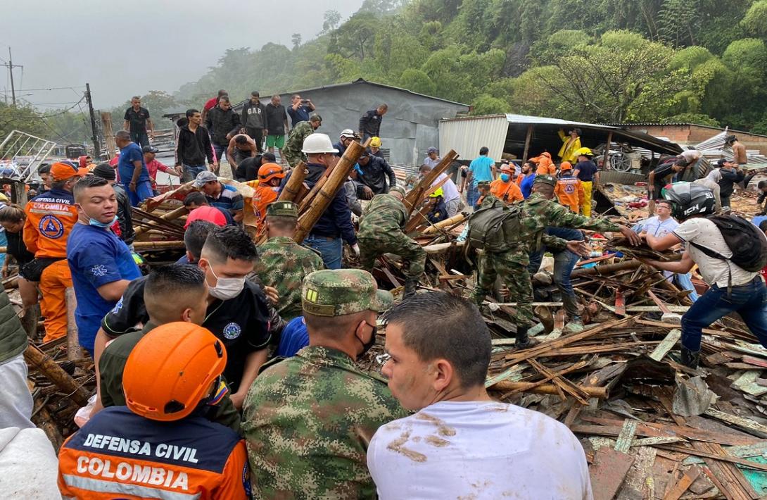 cogfm-ejercito-nacional-soldados-apoyan-en-la-emergencia-por-alud-de-tierra-en-risaralda-08.jpg