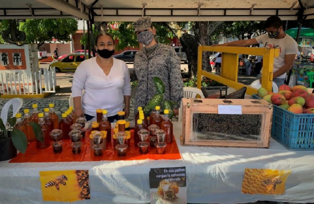 cogfm-fuerza-aerea-colombiana-apoyo-agricultores-tolima-mercado-campesino-11.jpg