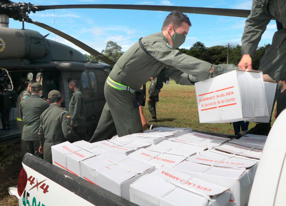 cogfm-fuerza-aerea-colombiana-capacidades-tranporte-alimentos-ayuda-humanitaria-comunidad-indigena-mapiripan-meta-22.jpg