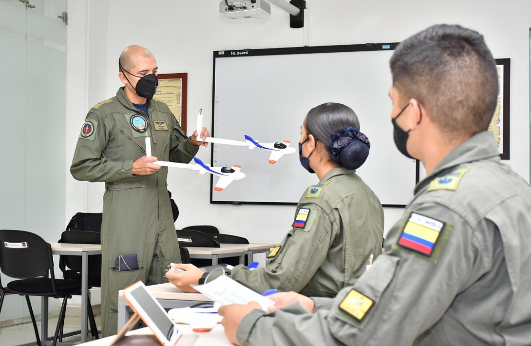 cogfm-fuerza-aerea-colombiana-emavi-caccom7-unidas-en-la-formacion-tripulaciones-21.jpg