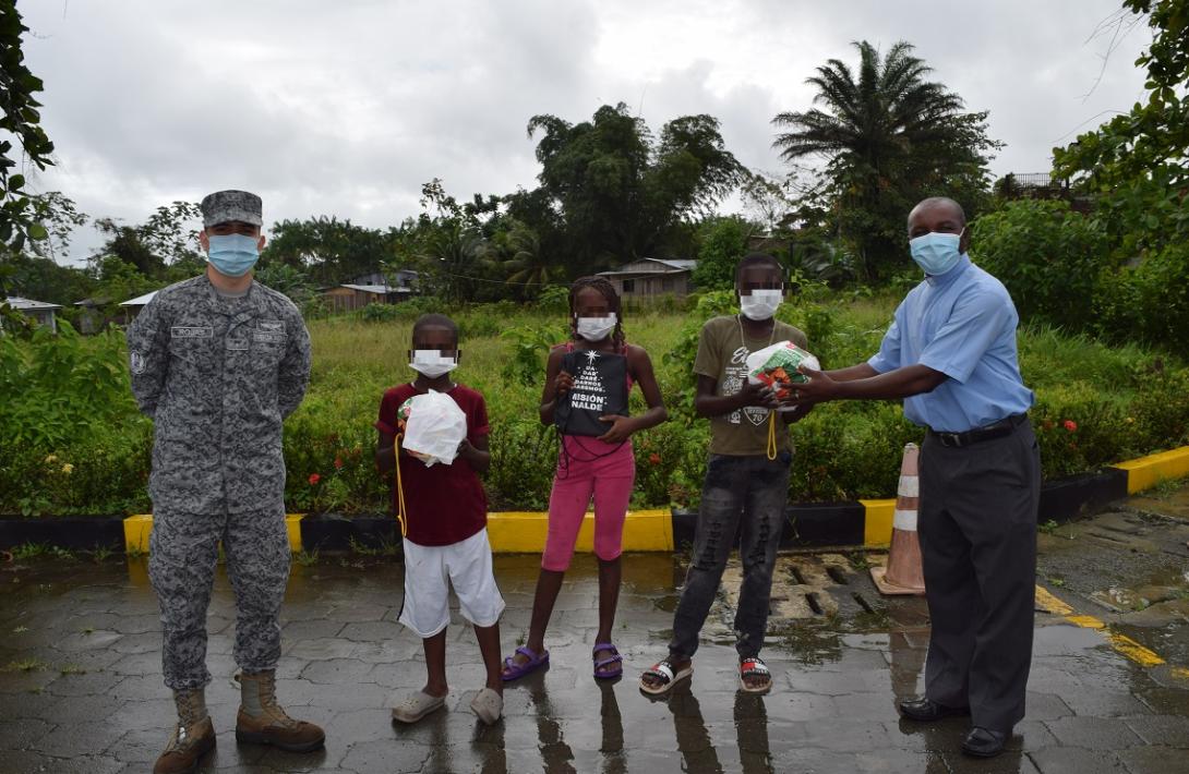 cogfm-fuerza-aerea-colombiana-entrega-regalos-guepi-cauca-02.jpg