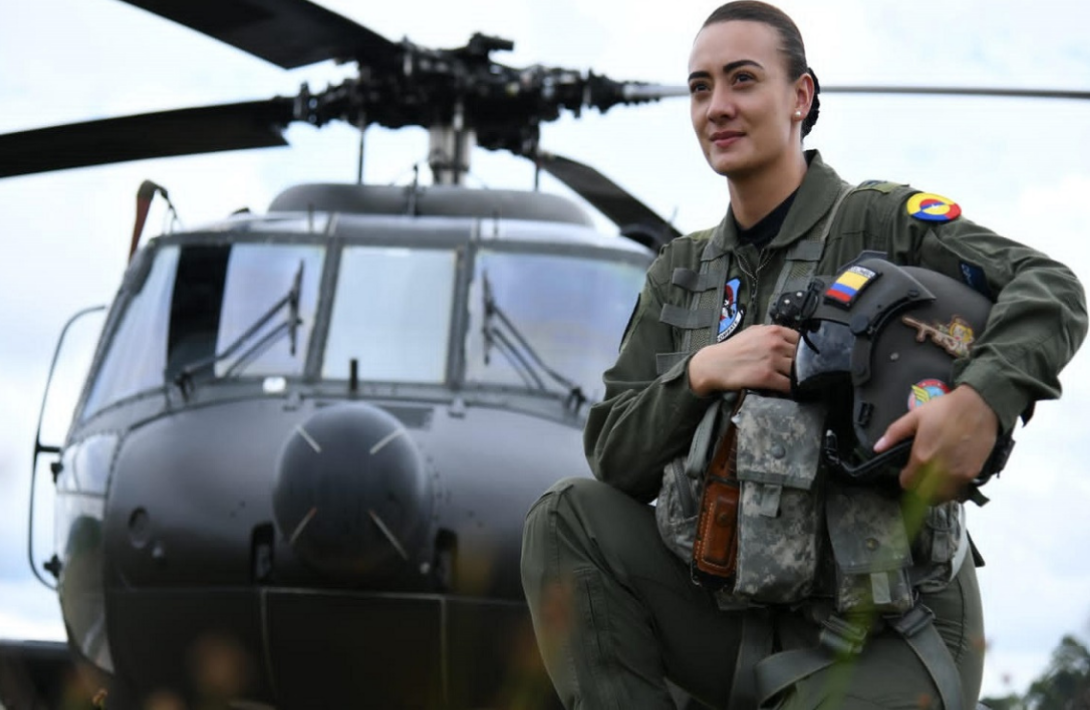 cogfm-fuerza-aerea-colombiana-mujer-militar-rompiendo-paradigmas-artillera-del-equipo-uh60-black-hawk-08.jpg