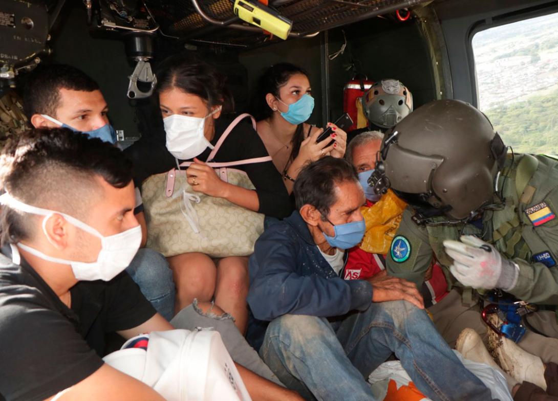 cogfm-fuerza-aerea-colombiana-transporte-humanitario-emergencia-invernal-meta-29.jpg