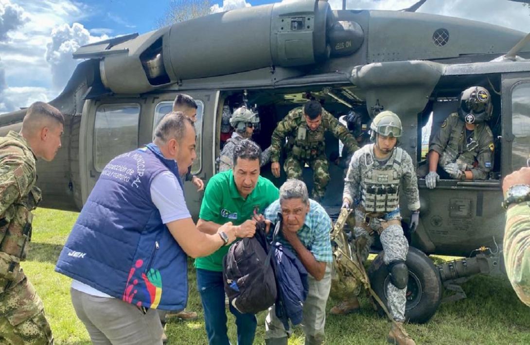 cogfm-fuerza-aerea-colombiana-ya_son-88-los-evacuador-tras-derrumbe-en-rosas-cuca-11.jpg