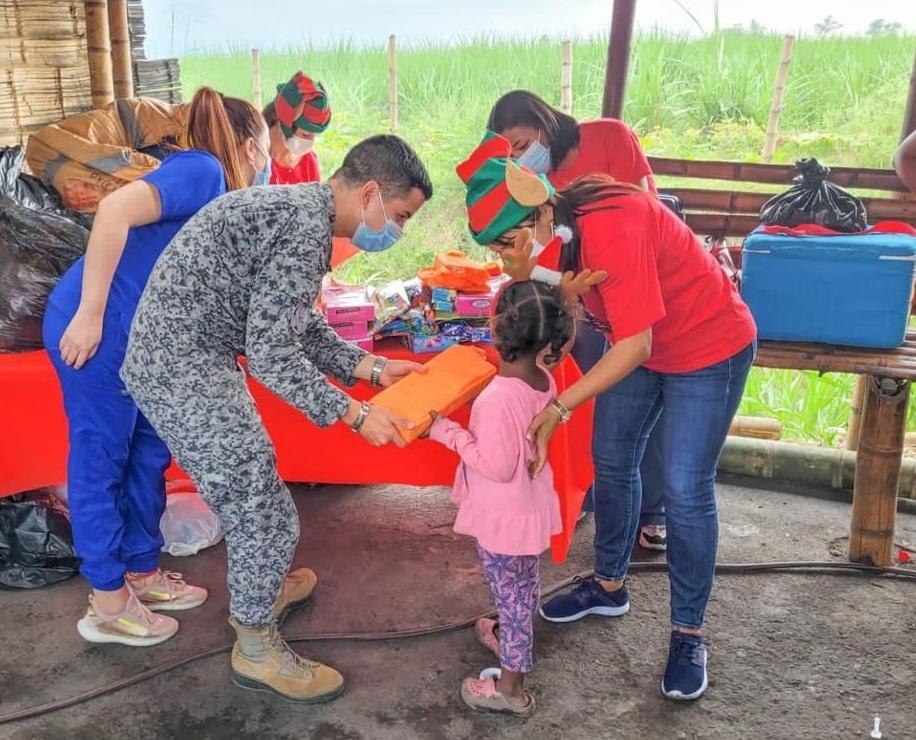 cogfm-fuerza-area-colombiana-lleva-regalos-navidad-nna-valle-del-cauca-24.jpg