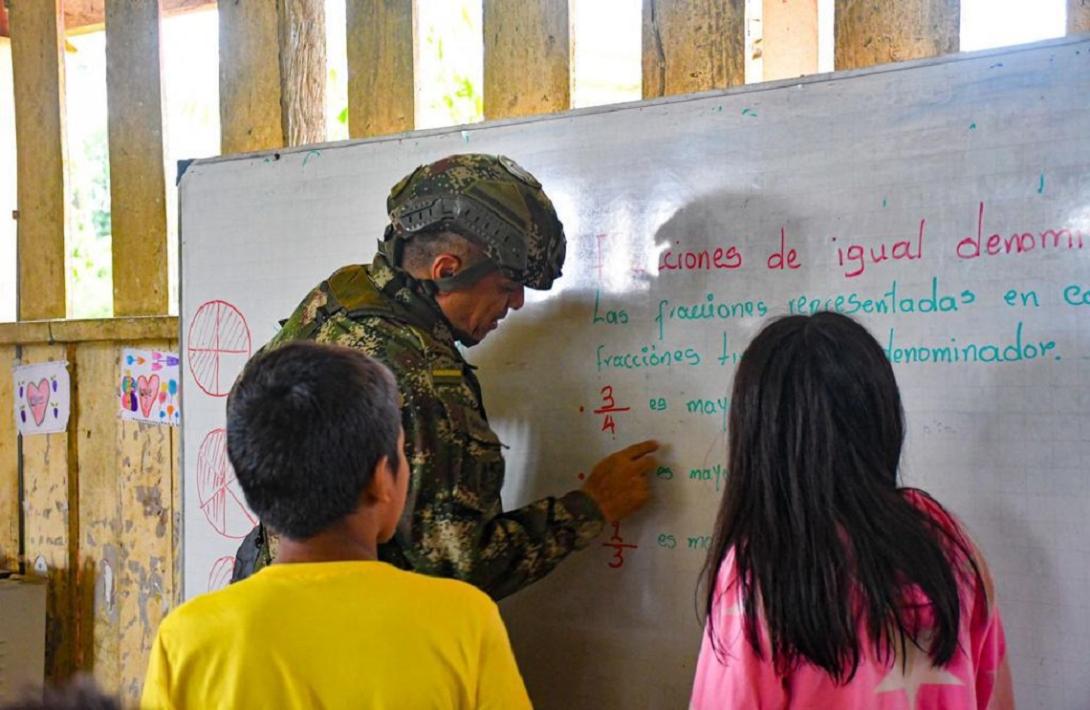 cogfm-general-de-la-republica-ayudo-a-menores-indigenas-con-su-clase-de-matematicas-en-mitu-16.jpg