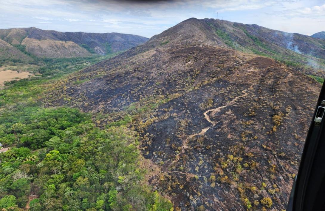 fac._con_sistema_bambi_bucket_se_apoya_extincion_de_incendio_forestal_en_prado_tolima.jpeg